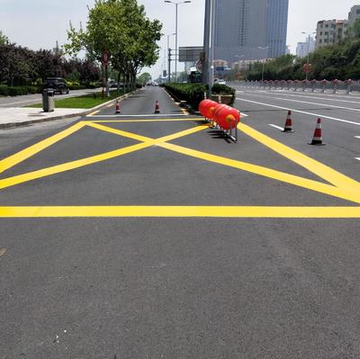 道路劃線隊(duì)伍與熱熔標(biāo)線涂料的生產(chǎn)施工 打造高效安全的道路設(shè)施